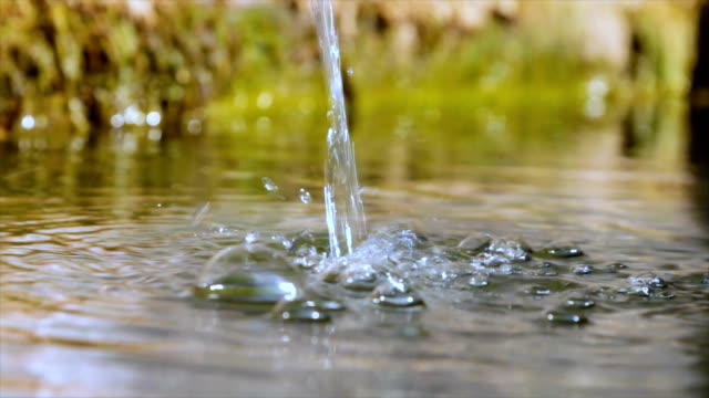 fließende-Brunnen-Wasser