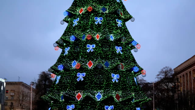 Weihnachtsbaum-auf-dem-zentralen-Platz-in-der-Stadt-am-Abend