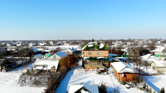 CHERKASY-REGION,-UKRAINE,-25.-Dezember-2018:-Winter,-verschneite-Straßen,-Häuser.-frostigen-Sonnentag.-Aero,-Ansicht-von-oben