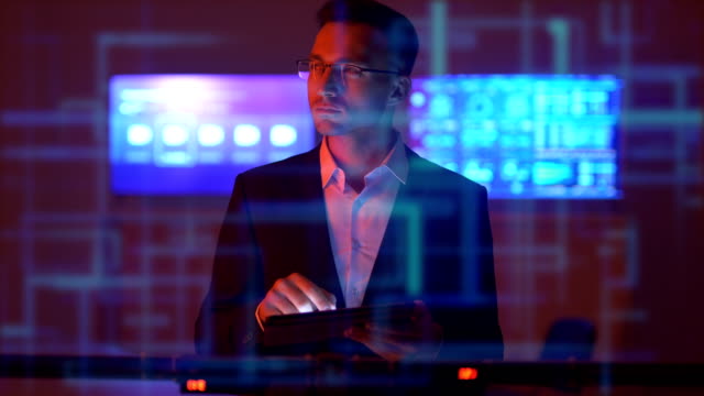 Der-Geschäftsmann-arbeitet-mit-einem-Tablet-auf-dem-Hologramm-Hintergrund