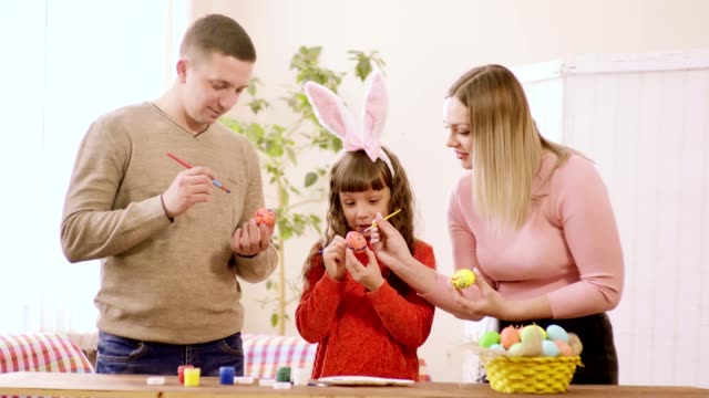 una-familia-con-un-niño-para-prepararse-para-la-Pascua.