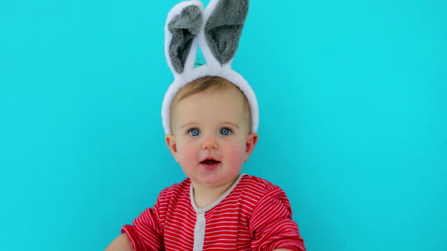 Retrato-de-una-pequeña-niña-linda-con-orejas-de-conejo