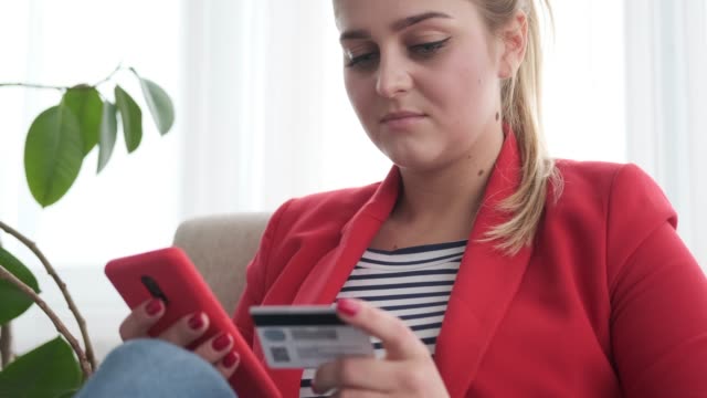 Frau-kauft-online-mit-Handy-und-Kreditkarte-ein