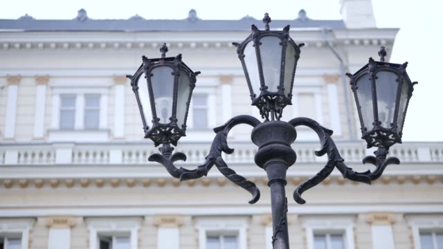 Lámpara-de-calle-vintage.-Linternas-contra-la-hermosa-fachada-del-edificio-europeo.