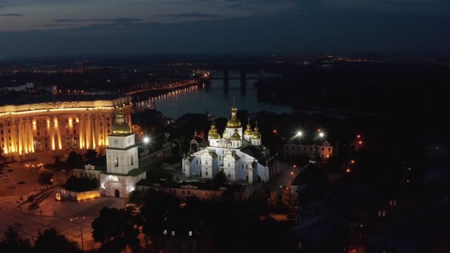 Vuelo-por-la-noche-sobre-la-Catedral-de-Sofía-en-Kiev