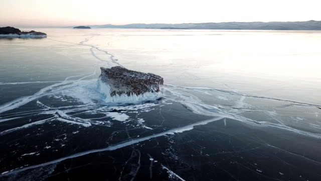 Luftaufnahme-am-Baikalsee.-Wintersee-mit-schönem-Eis.-Felsen-an-der-Küste-und-Inseln.-Russischer-Winter.-Drohne-Schuss.