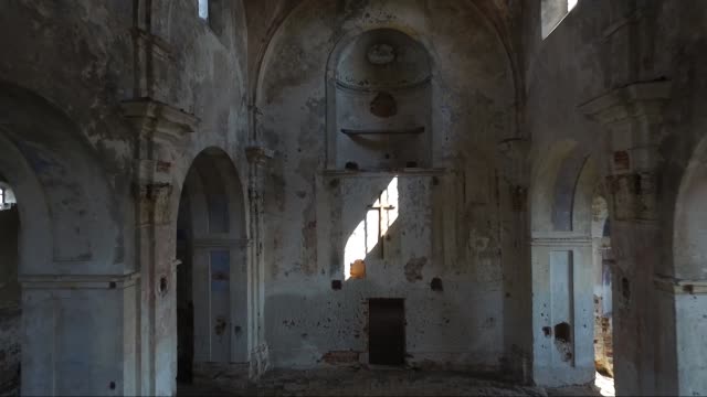 Vista-interior-de-la-iglesia-abandonada-y-dañada