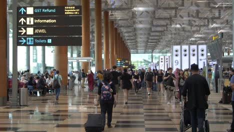 viajeros-de-cámara-lenta-que-caminan-por-el-aeropuerto