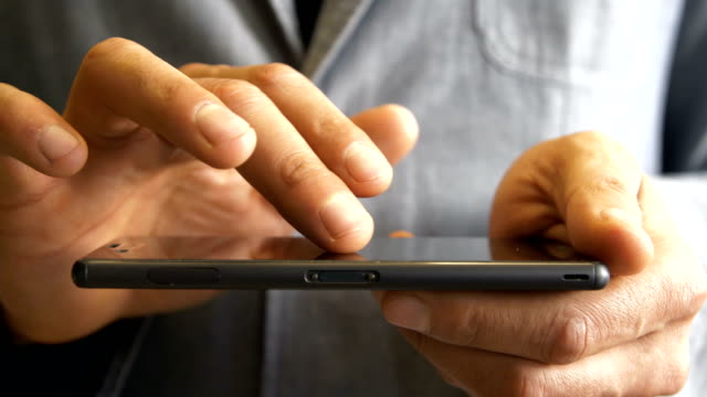männliche-Hände-verwenden-Smartphone-Touchscreen.
