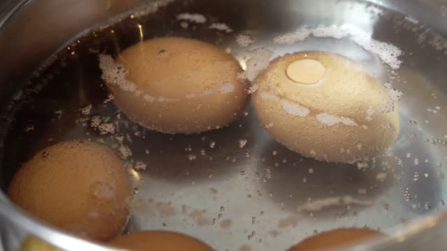 Los-huevos-de-pollo-se-cocinan-en-un-primer-plano-de-la-sartén
