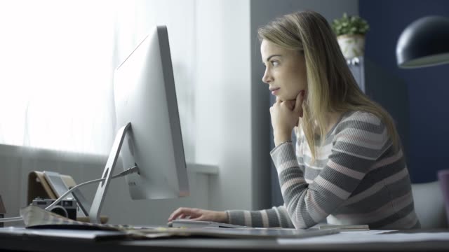 Junge-Frau-arbeitet-mit-einem-Computer-im-Büro