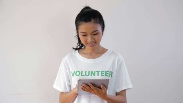Voluntario-Asiático-con-Tablet