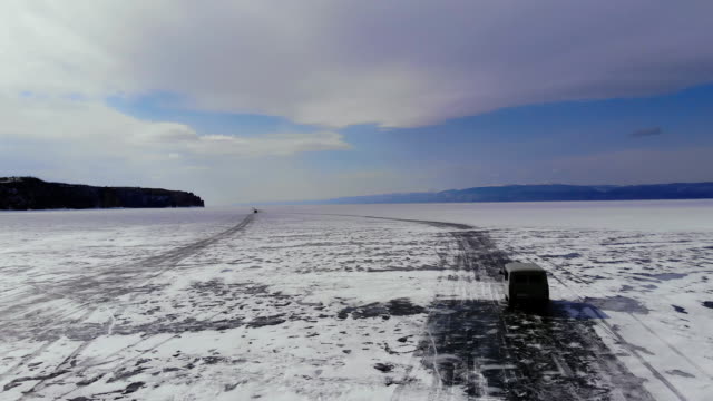 Auto-fährt-auf-Eisstraße-des-Baikalsees