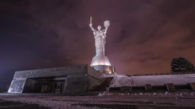 Nachtzeitraffer-der-Mutterlandstatue-in-Kiew