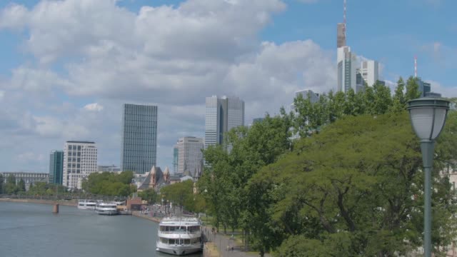 Fliegen-durch-die-Straßen-von-Frankfurt