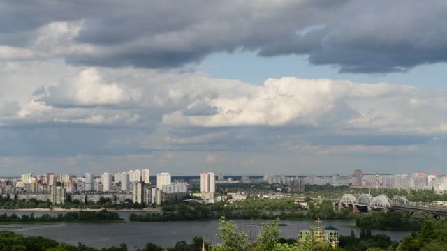 Kiew-Ukaine-Dnipro-Fluss-links-Küste-Panorama-Frühling-Landschaft-4k-Video