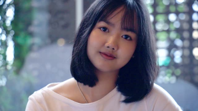 Porträt-von-jungen-asiatischen-Mädchen-Blick-auf-die-Kamera