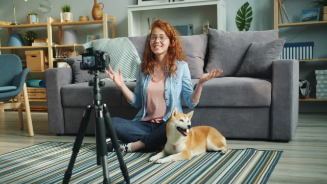 Zeitlupe-von-glücklichen-Mädchen-Vlogger-Aufnahme-Video-mit-entzückenden-Hund-zu-Hause