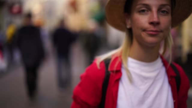 Retrato-de-rubia-auténtica-mujer-viajera-de-pie-en-la-calle-mirando-a-la-cámara
