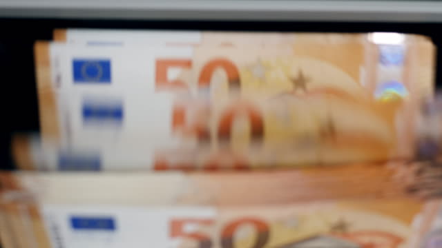 Gestapelte-Euro-Banknoten-werden-berechnet