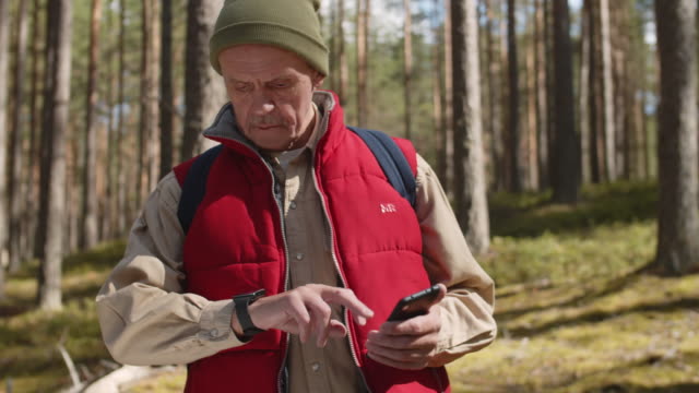Sporty-Senior-Using-Gadgets-in-Woods
