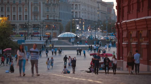 Moskau,-Russland---12.-August-2019.-Die-Menschen-laufen-durch-das-Stadtzentrum-in-der-Nähe-des-roten-Platzes-und-des-Kremls,-sie-entspannen-und-haben-Spaß