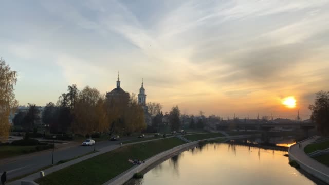Panoramic-sunset-view-of-the-river,-promenade,-old-churches