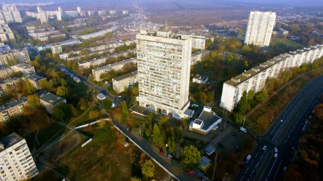 Vista-aérea-de-otoño-a-la-zona-residencial-y-rascacielos-en-Járkov