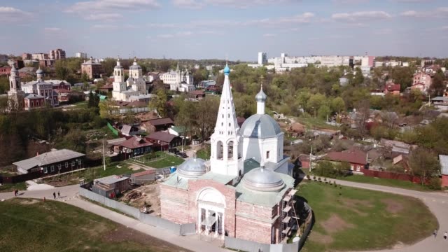 Catedral-de-la-Trinidad-con-típico-campanario-de-arquitectura-de-la-vieja-Rusia-durante-la-restauración