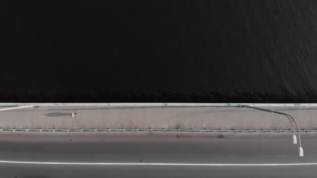 Autobahnbrücke-ziehen-zurück-erschossen-Mann-zu-Fuß-Autos-im-Stau-Luft-oben-Ansicht