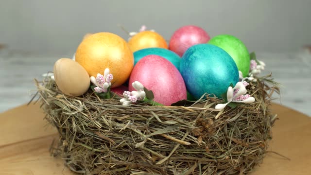 Rotando-hermoso-nido-con-coloridos-huevos-de-Pascua,-fondo,-vacaciones-de-Pascua,-religión,-primer-plano