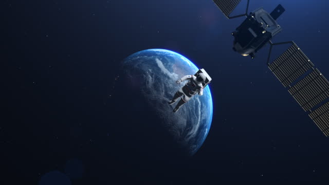 Astronaut-Spacewalk-außerhalb-der-Internationalen-Raumstation.-Schöne-Aussicht-auf-die-Erde-mit-Satelliten.-Erdkarten-von-der-NASA