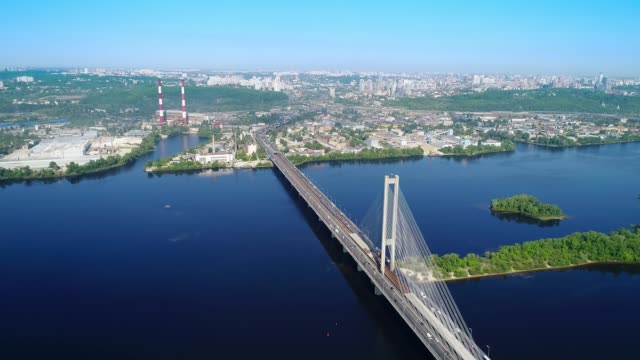 Luftdrohne-der-Südbrücke,-der-Stadt-Kiew.-Ukraine.-Dnjepr,-die-Brücke-überquert-den-Fluss.-Stadtbild-Luftbild-Brücke-auf-dem-Fluss-zwei-Jungs-klettern-auf-die-Spitze-der-Brücke