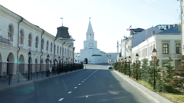 Cámara-de-cámara-lenta-se-mueve-a-lo-largo-de-la-calle-hacia-el-Kremlin-de-Kazán