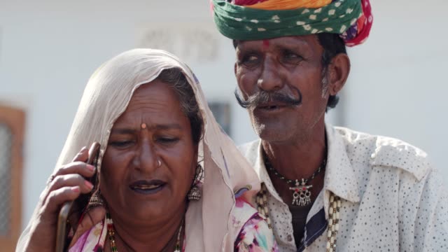 Ländlicher-Lebensstil-einer-traditionellen-Familie-mit-Technologie-und-medizinischer-Hilfe-in-Rajsthan