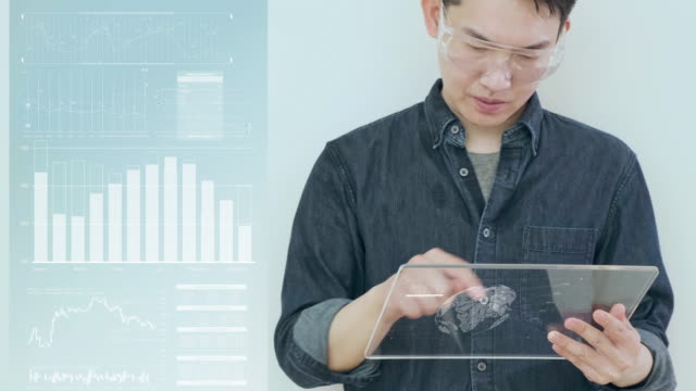 Asiatische-Mann-mit-Hi-Tech-Smart-Gadget-Technologie-arbeiten-von-zu-Hause-WFH,-Business-Investment-Graph-Diagramm-3D-futuristische-virtuelle-Hologramm,-Finanzen-Business-Report-Datenmanagement-Technologie.