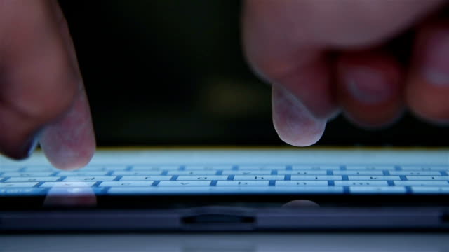 Hände-Tippen-auf-virtuelle-Tastatur-von-Tablet-Computer.