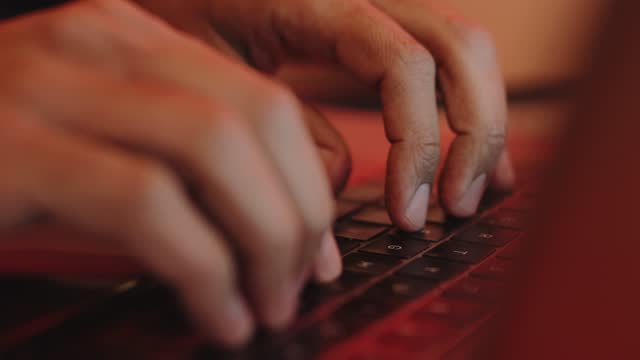Männliche-Hände-tippen-auf-einer-Laptop-Tastatur