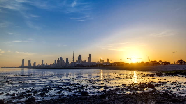 Seaside-Skyline-Sonnenaufgang-timelapse-von-Kuwait-city