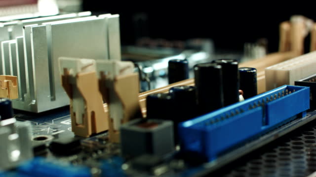 Ranuras-de-memoria-en-placa-madre-con-el-chipset-y-la-conexión-con-cable