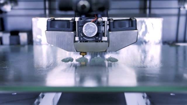 Tres-impresora-tridimensional-durante-el-trabajo-en-laboratorio,-impresora-3D-de-plástico,-impresión-3D