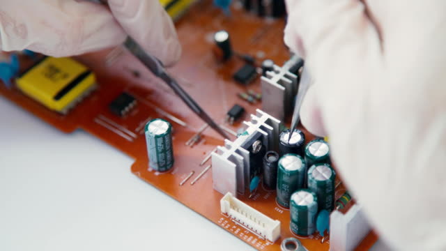 Elektronik-und-Chip.-PCB-Komponenten-Mikro:-Widerstände-und-Kondensatoren