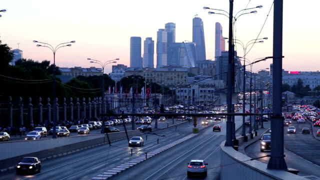 Verkehr-auf-der-Autobahn-der-Stadt-(am-Abend),-Moskau,-Russland