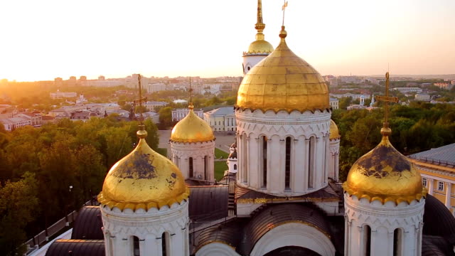 golden-domes-of-the-Assumption-Cathedral-in-Vladimir,-Russia,-aerial-shot
