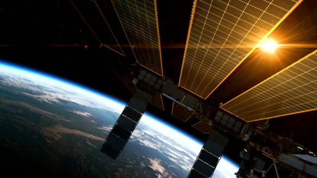 Flug-der-internationalen-Raumstation-auf-dem-Hintergrund-der-Sonne