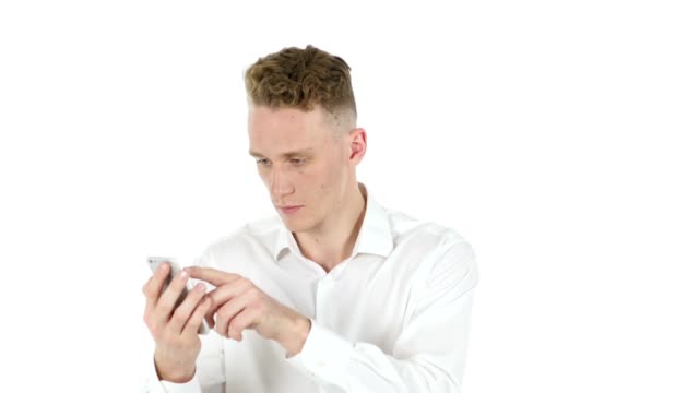 Junger-Geschäftsmann,-Surfen-im-Internet-auf-Smartphone,-weißer-Hintergrund
