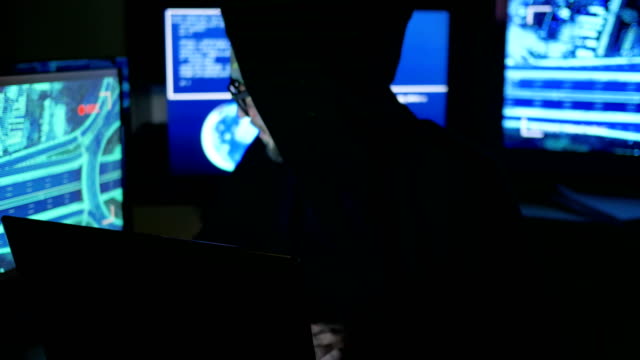 hacker-roba-Hacienda-a-través-de-Internet,-robar-dinero-con-tarjeta-de-crédito-robada,-computer-hacks,-código-de-computadora,-reflexionando-sobre-los-hackers-cara