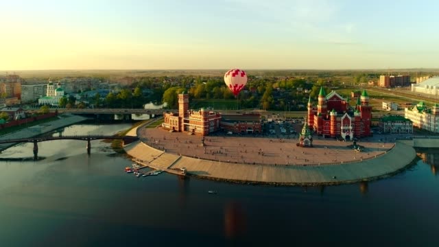 Balón-está-aumentando-en-la-Plaza-de-la-ciudad.-Video,-vuelo-sobre-Yoshkar-Ola,-Rusia