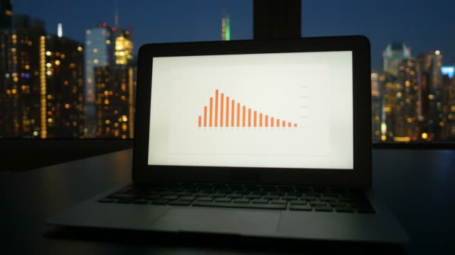 Finanzielle-Computing-mit-Tabellen,-Grafiken-und-Diagramme.-Moderne-Office-Hintergrund-mit-Skyline-der-Stadt
