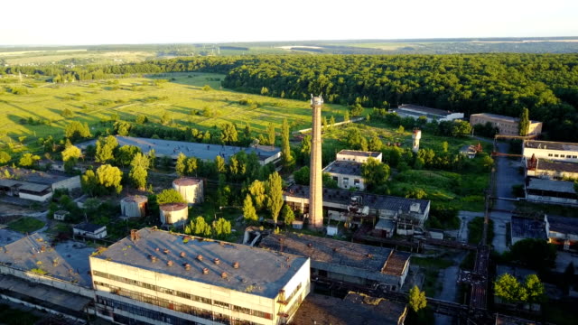 Alten-ruinösen-Fabrik-bei-Sonnenuntergang